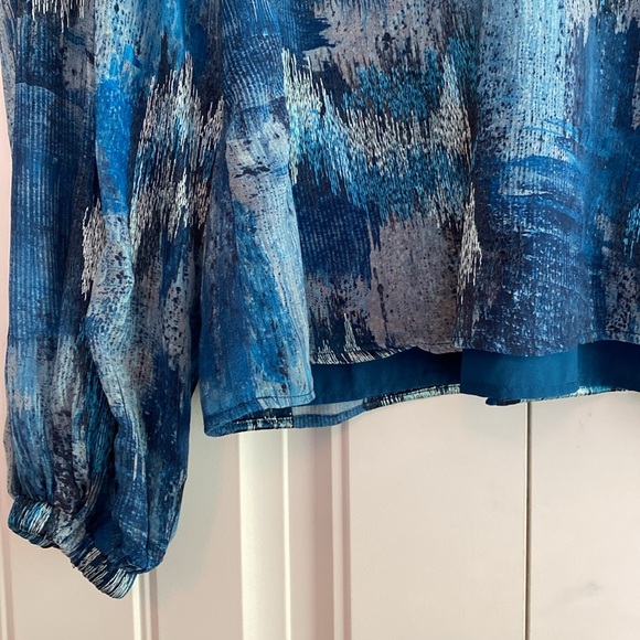 Willa Story NWT Split Neck Long‎ Sleeve Blue Watercolor Blouse Women's Size S - Picture 3 of 10